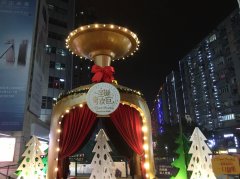 重庆一商场现巨型夜光杯 引无数路人前来拍照
