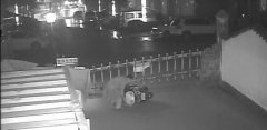 两男子假扮业主盗窃摩托车 辱骂保安欲盖弥彰被抓