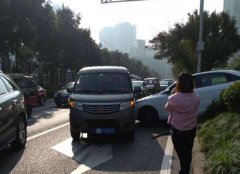 女子拿证一周不到就上路 掉头后车子如“脱缰野马”