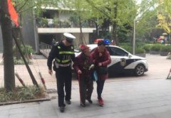 九旬老人出门迷路  民警安全护送回家