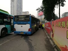 客车行驶中变速箱发动机脱落  交巡警迅速处置