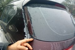 男子酒后砸车  醒酒后很后悔