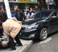 大叔被撞致小腿弯曲 路人半蹲为其护头部<