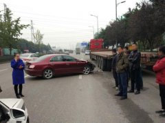 女司机被后车鸣笛吓傻 狂打方向盘撞上大车