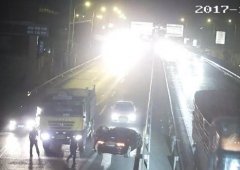 轿车“借道”撞货车  旋转180°差点再出事故