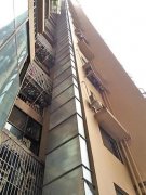 小区建高达数十米烟筒 居民不交物业费表抗议