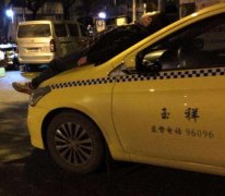 女子深夜孤身回家 猛然抬头见引擎盖上躺着个人