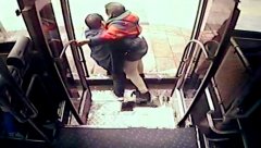 老人下车遇尴尬 公交车司机温暖一抱获点赞
