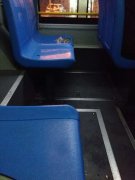 坐公交边吃零食边丢垃圾 女子弄脏一排座又换一排坐