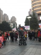 真人“变形金刚”穿着“高跟鞋”激情热舞 引路人围观