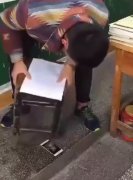 高三班长教室砸手机 屏幕完全碎裂