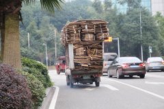 小货车玩起“叠罗汉”   摇晃着在路上行驶