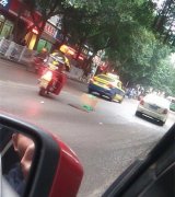 路中间放着凳子和纸板  过往车主都点赞