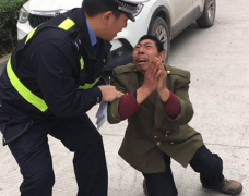 男子又是大哭又是下跪  却说不出家庭住址