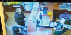 两男子争着付钱 把真币换成了假钞