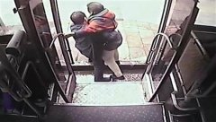 老太腿脚不便司机抱她下车 央视主持人点赞