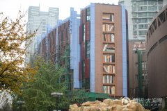 重庆一建筑走红 外墙变身巨型书架