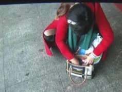 女子应急车道狂奔！50万竟然忘在了厕所里