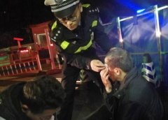 老人突然昏倒摔伤头部  民警积极救助