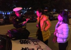 粗心女子开车不慎弄丢背包 警民合力成功寻得失主