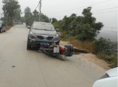 司机逆行超车出事故 行车上路切勿“鬼探头”