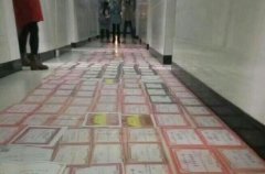 万州一女生寝室展示奖状 摆满整个走道