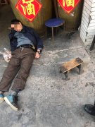 男子醉倒在两个大酒坛子旁  怎么叫都叫不醒