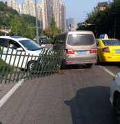 女司机掉头不松方向盘 原地转圈“飞”上隔离带