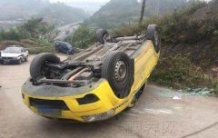 出租车“四脚朝天”  老司机竟然犯了这种低级错误