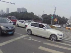 女司机闯红灯越线停车被罚：个子矮没看见