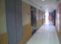 两男子电梯内起争执 一言不合就动刀