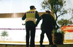 八旬老翁迷失80公里外 民警为他找家人