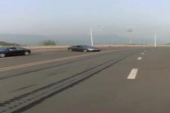 两位“老司机”马路上花样“秀车技” 交巡警表示将调查
