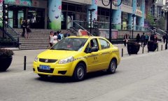 “行李”还留在后备箱  乘客借了的哥钱中途就溜了