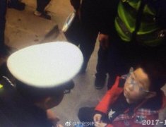 七岁小男孩肚子疼痛难忍昏倒路边  民警暖心救助获赞许