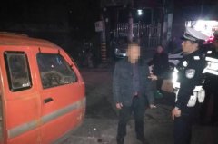 男子酒醉狂踢路边车辆  任性行为后果很严重