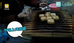 神奇！石头上煎糍粑  竹块上烤豆腐