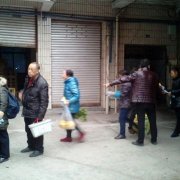商贩声称变色水壶能养生  老年人排起了长队