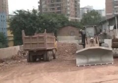周围施工放炮 居民楼墙面地面都开裂