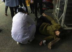 着急坐厂车回家 她被叉车叉到双腿