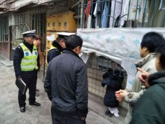 小孩翻窗被卡 众人齐救“大头儿子”