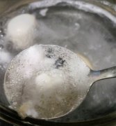怪事！水煮鸡蛋吐出塑料状白泡