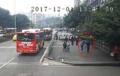 “专业”扒手镊子夹手机  仅需两三秒钟