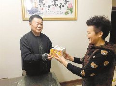 整栋楼邻居过生日  这位阿姨都要送上祝福