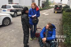 外籍“驴友”高速拦车 执法人员温情护送