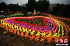 重庆10万只小风车打造彩色风车节