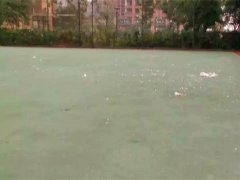 大妈楼下广场舞跳得欢 楼上大便飞下来