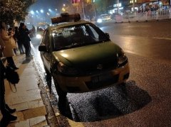 出租占用公交站台停车  早晚都如此