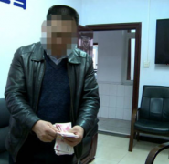 重庆女子在地上捡到一个信封 打开一看全是钱