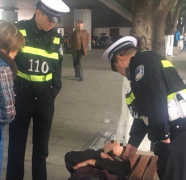 男子大冷天睡在马路长椅上  身体瑟瑟发抖